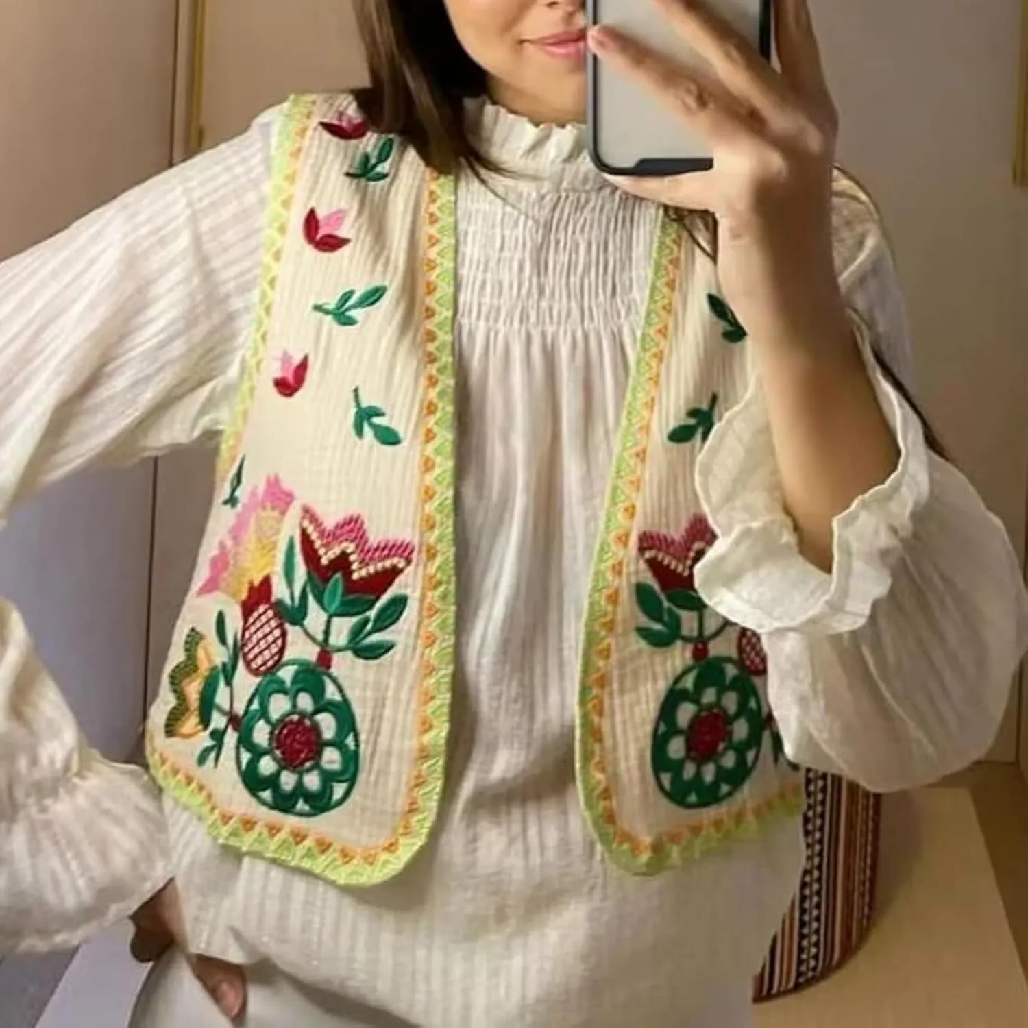 PAODIKUAI Women's Vintage Floral Embroidered Vest Boho Casual Open Front Y2k Sleeveless Cardigan Waistcoat